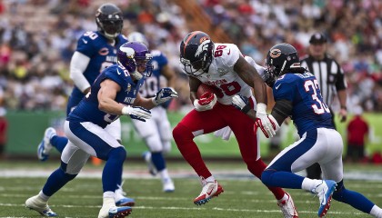 九游体育投注-中超联赛国家队惨败 球迷期待阵容调整，国家队打中超