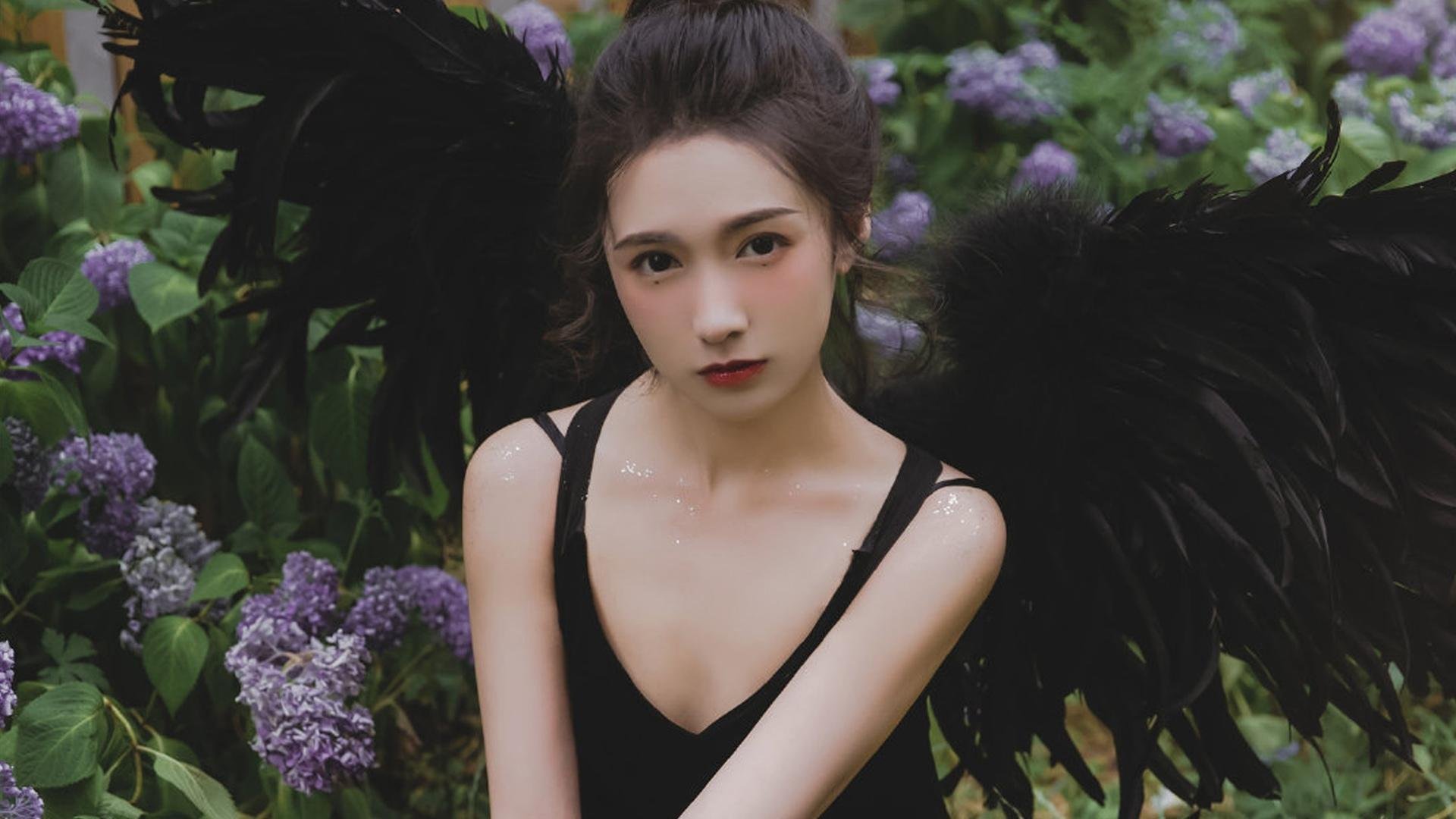 “快艇冲浪：马鞍山赛场上演极速水上飞跃”