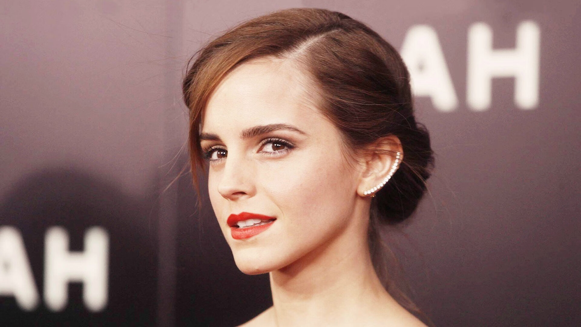 弗赖堡紧密回防限制对手传球路线，弗赖堡队