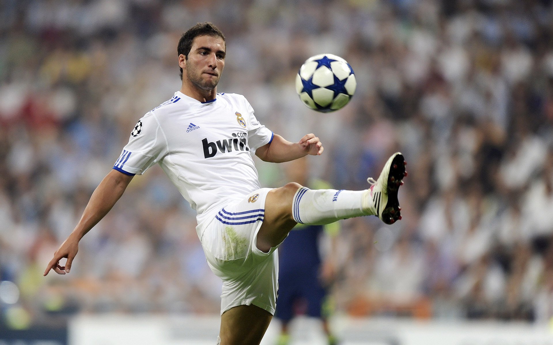 “高新区全民健身馆：壁球的秘密，击球背后是百秒的决战！”